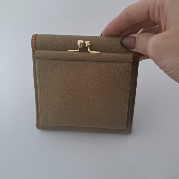 Dooney& Bourke Trifold All Weather Leather Wallet Taupe British Tan NWT - Picture 2 of 10